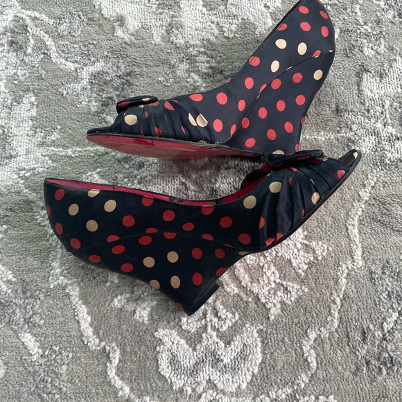 Betsy Johnson navy polka dot Wedge size 7 - Picture 2 of 4